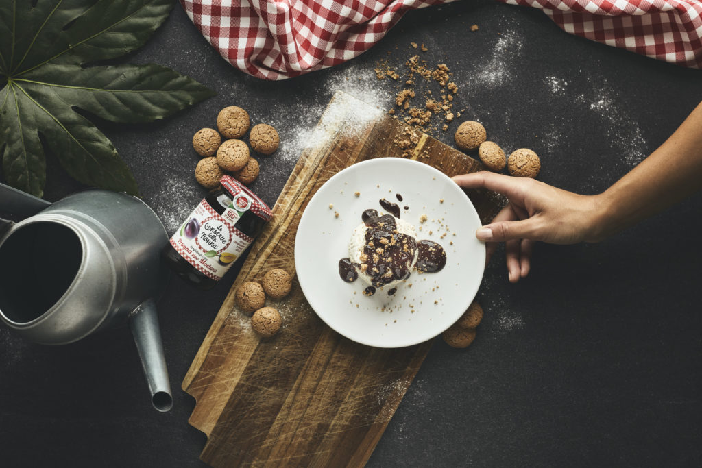 Dolce con marmellata Conserve della Nonna, immagine scura