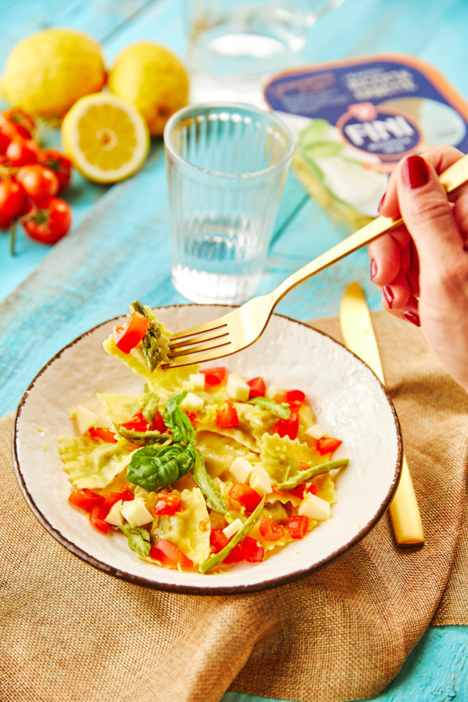 Fotografia food, imagine colorata e luminosa, piatto estivo pomodori, basilico, limoni