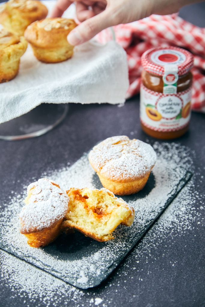 Muffin con marmellata di albicocche, conserve della nonna, fotografia food Biella