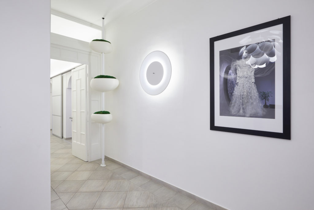 Fotografia di architettura a Biella, studio dentistico Motta, ambiente moderno bianco e luminoso