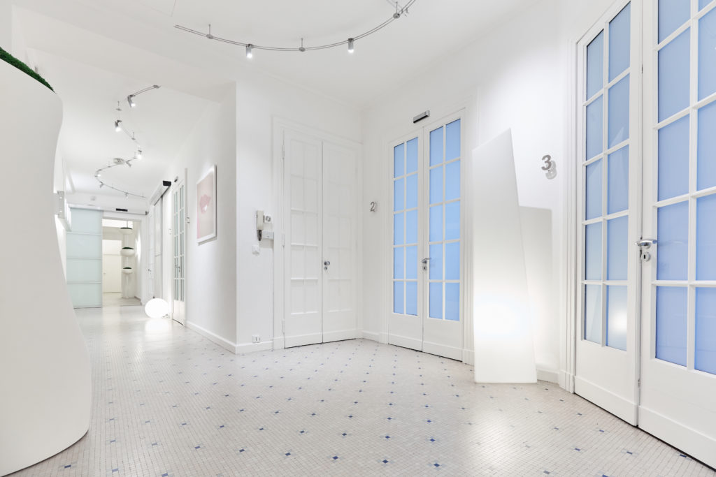 Fotografia di architettura a Biella, studio dentistico Motta, ambiente moderno bianco e luminoso